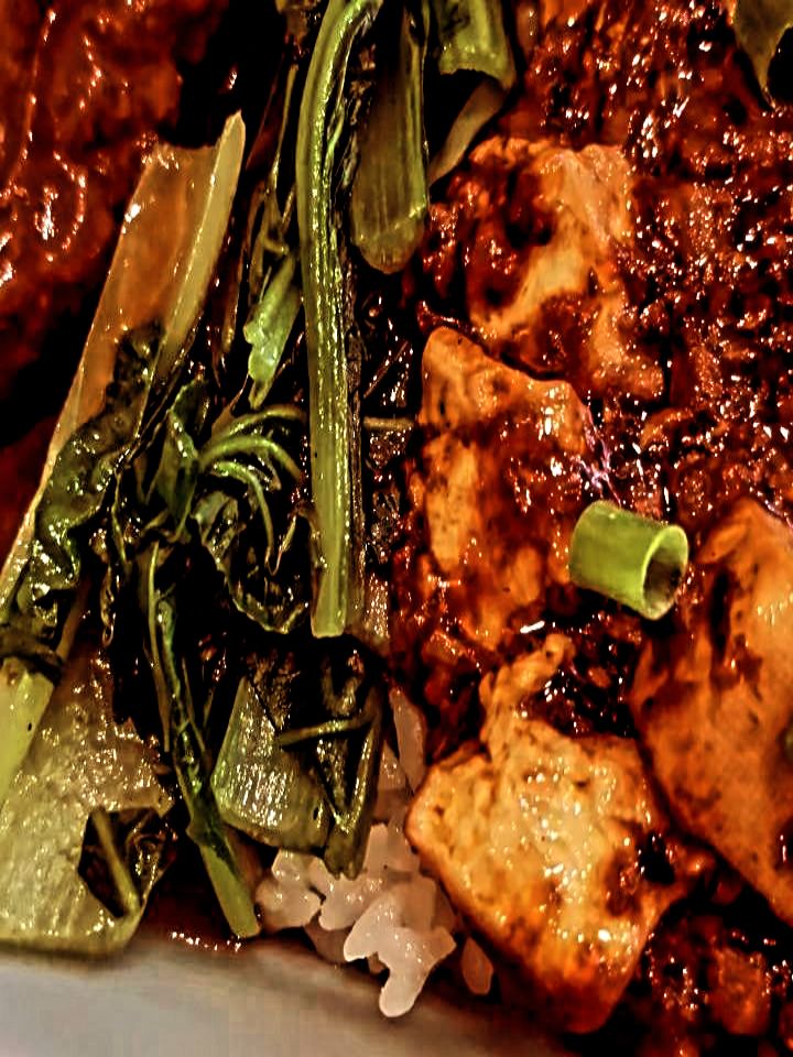 寿中華真です😄 10月29日(木)限定🍖肉の日丼🥩 税込1529円です🙂‍↕️ シェアでのご利用もオススメです😊 紅焼獅子頭(大肉団子の醤油煮込み) ·高温でカリッっと揚げた団子を 数種類の香辛料と醤油等でじっくり煮込み お箸で切れるほど柔らかくふわふわ食感が 最高の一品です🎉✨ ·四川麻婆豆腐 粗切りのミンチと木綿豆腐を豆板醤や 自家製甜麺醤と数種の調味料で丁寧に煮込み上げた 当店自慢の看板メニューの麻婆豆腐です🔥 (辛さが苦手な方は調整も承ります) ・蒸し鶏の葱生姜ソース 一羽丸ごと骨付きでじっくり茹で上げ🍖 丁寧火入れし、しっとり柔らかな鶏肉に 特製葱生姜ソースをかけて あっさり塩味で飽きが来ず美味しく召し上がれます
